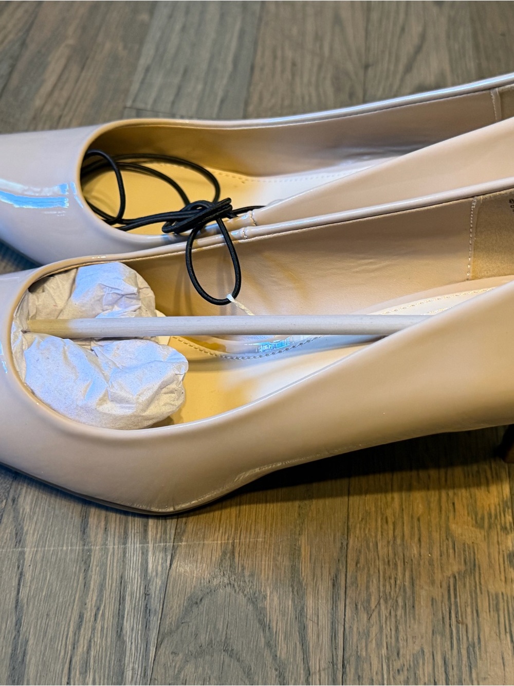 Liz Claiborne beige Patent Pointed-Toe heels - Picture 4 of 5